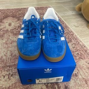 Adidas gazelles indoor blue bird